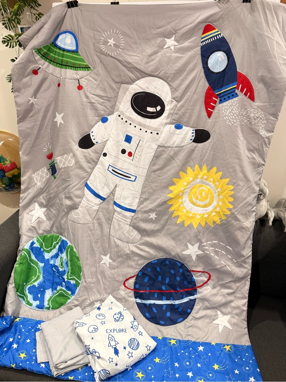 Toddler bedding Space with Astronaut and Rocket - New see details